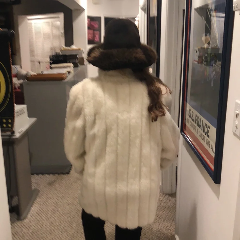 Vintage faux fur ribbed jacket. So glam on!! No rips in the lining - Picture 3 of 8